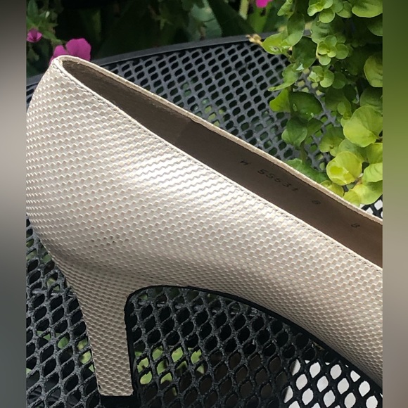 Stuart Weitzman Pumps In Bone With A Dot Texture and Gold Shimmer.Woman’s Size 8 - Picture 15 of 15
